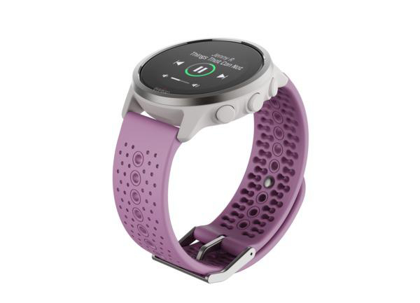 Eine Smartwatch mit lila Armband. Der Bildschirm zeigt eine Musikplayer-Oberfläche.