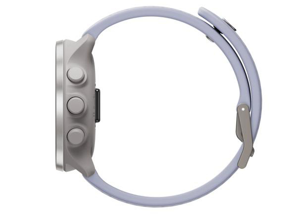 Seitenansicht einer grauen Smartwatch mit drei Knöpfen und einem hellblauen Armband, weißer Hintergrund.