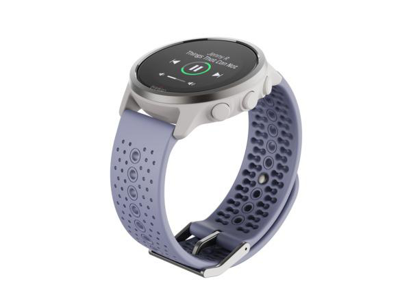 Eine Smartwatch mit lila Armband, die eine Musikoberfläche auf dem Bildschirm zeigt, auf weißer Oberfläche.