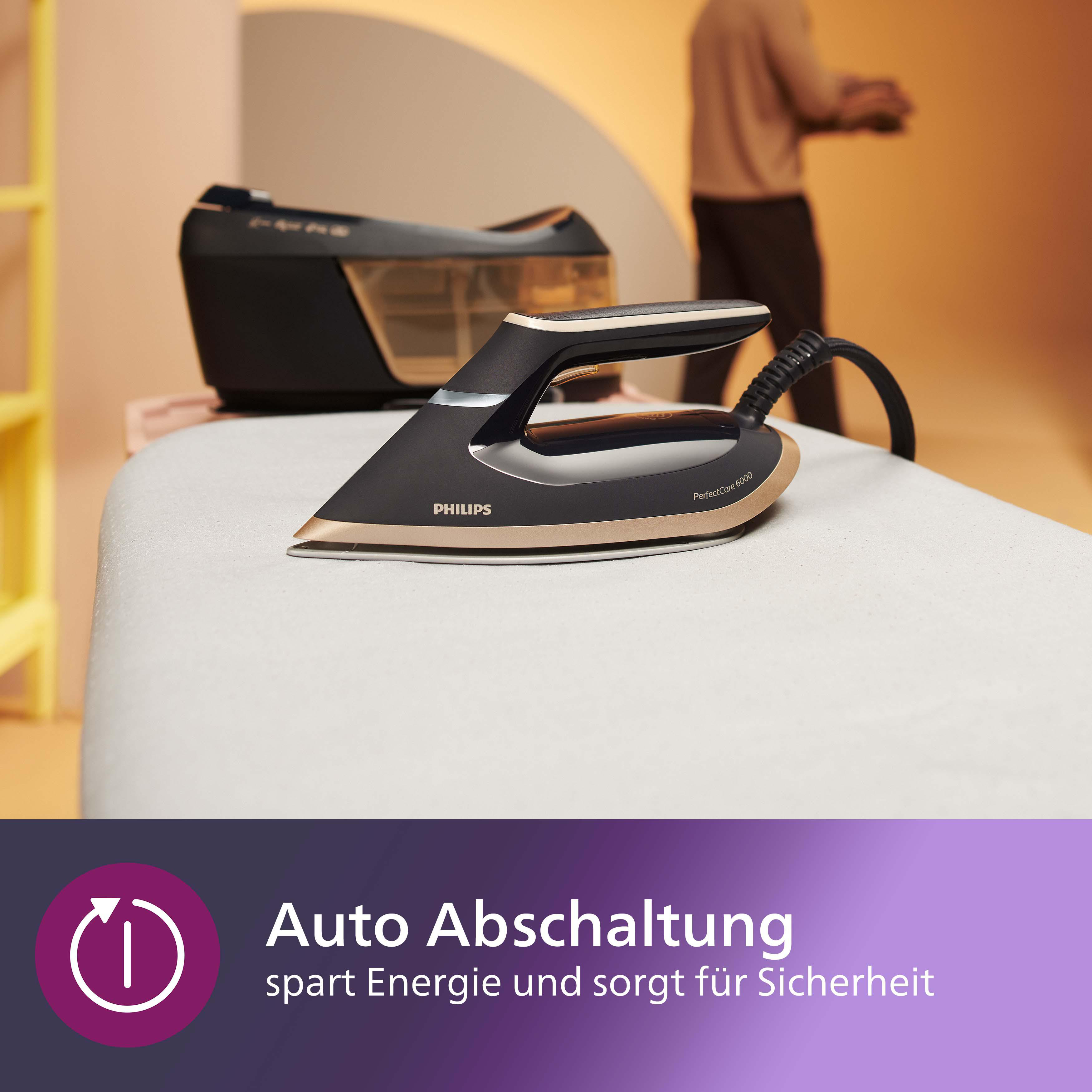 Bügeleisen und Bügelbrett. Eisen ist schwarz und gold. Text: automatische Abschaltung.