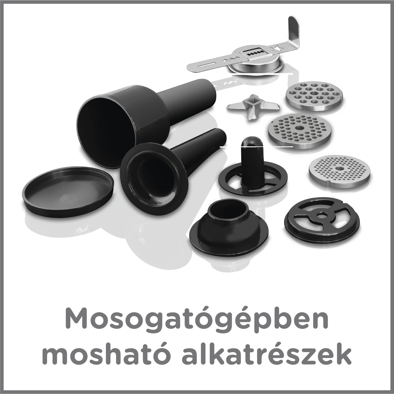 Különböző húsdaráló alkatrészek fehér felületen elrendezve.