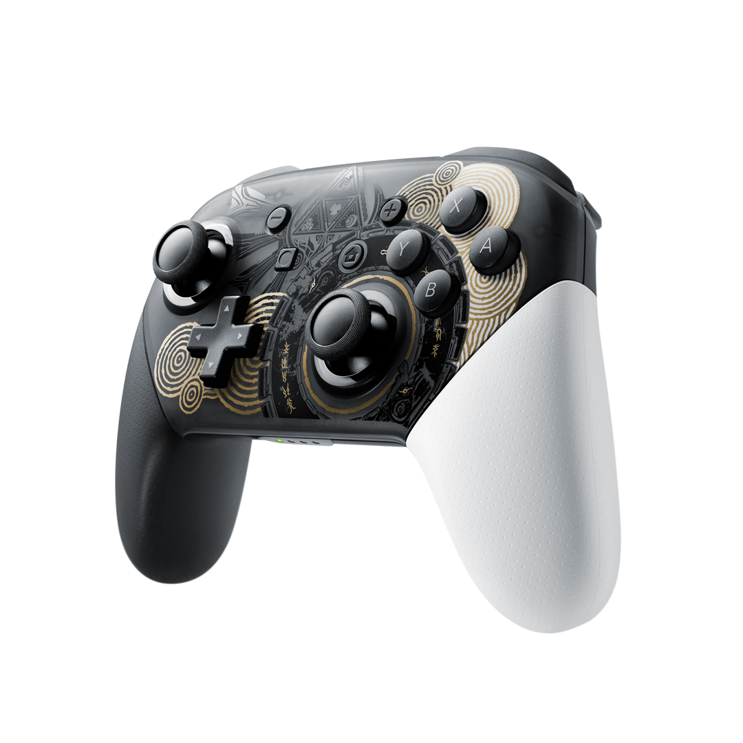 Controlador de juego blanco y negro con detalles dorados y símbolos sobre fondo negro.