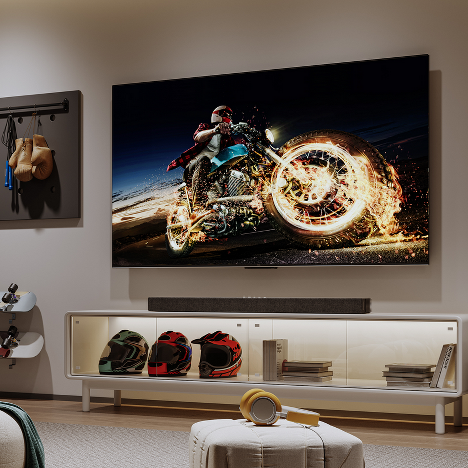 Woonkamer: grote tv met motor in brand, soundbar en helmen.