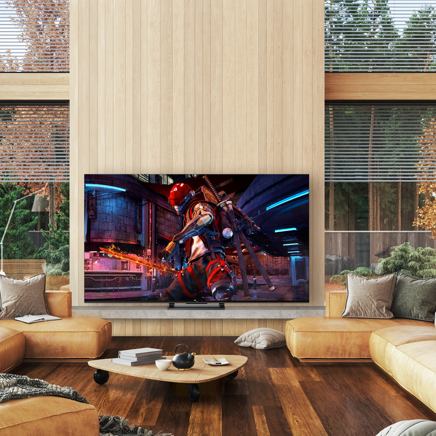 Een grote tv die een game-scène weergeeft, boven een lichtgekleurde bank, met een houten muur.