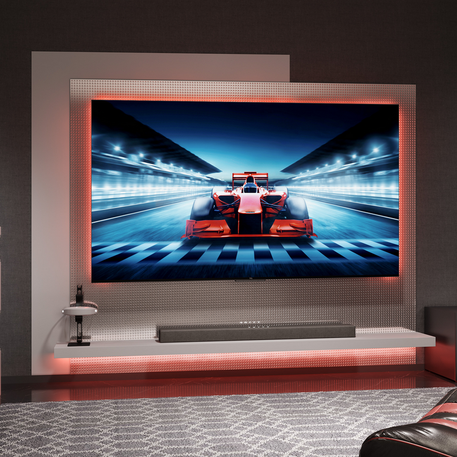 Een grote tv toont een raceauto op een baan, verlicht door rode lichten.