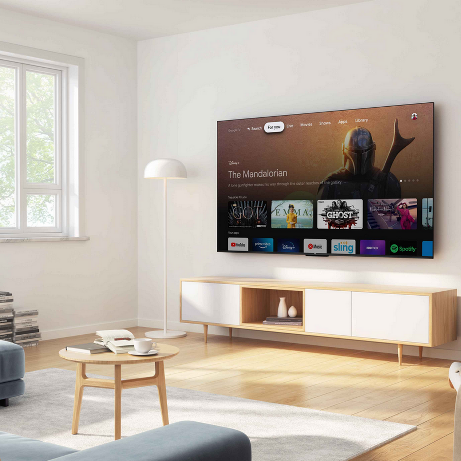 Tv met The Mandalorian op een houten kast. Witte muur en raam op de achtergrond.