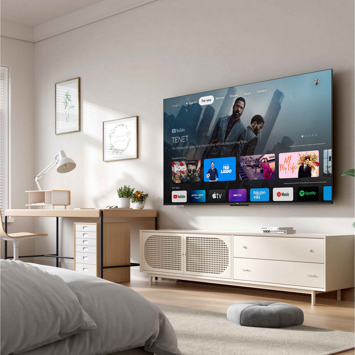 Een woonkamer met een tv en een kast met afbeeldingen aan de muur.