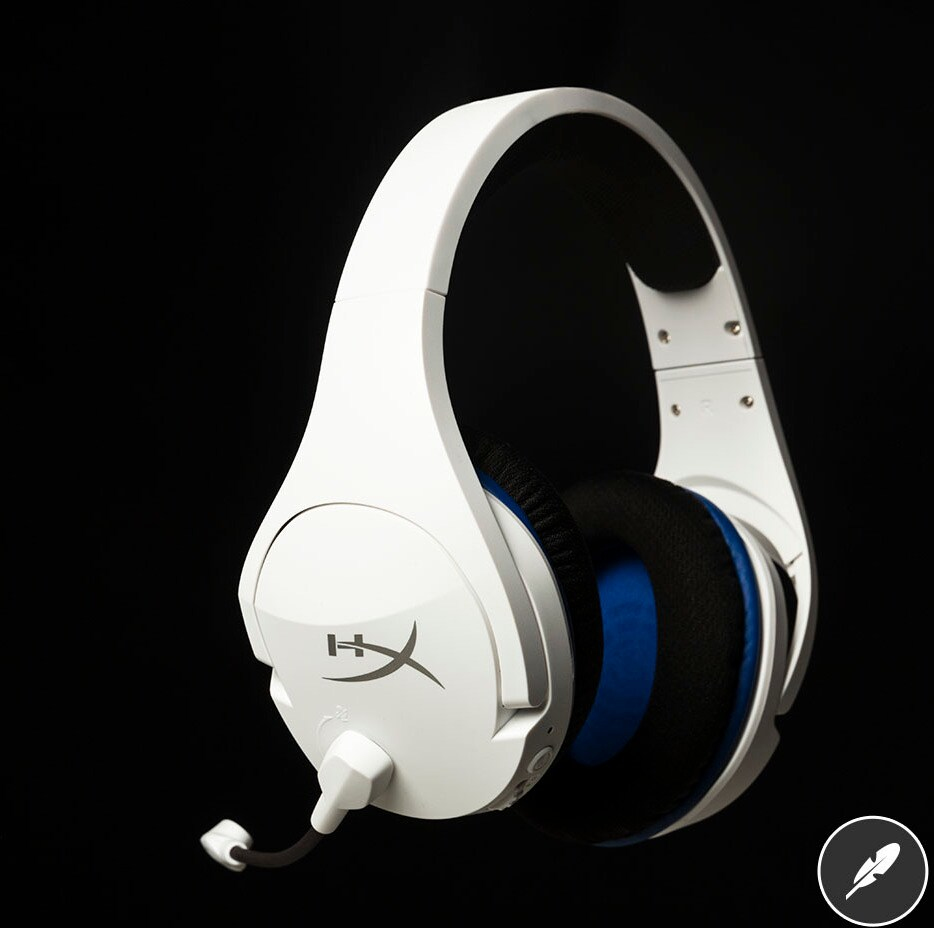 Weißes Gaming-Headset mit Mikrofon, schwarzen Ohrmuscheln und blauen Akzenten auf schwarzem Hintergrund.