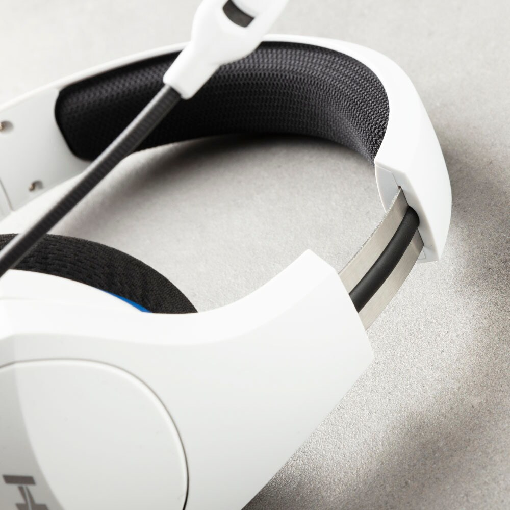 Weißes Gaming-Headset, Nahaufnahme. Schwarzer Stoff auf dem oberen Bügel und ein schwarzes Mikrofon.