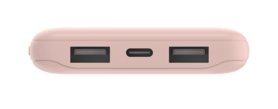 İki USB bağlantı noktası ve bir USB-C bağlantı noktası olan pembe bir güç bankasının yakın çekimi.