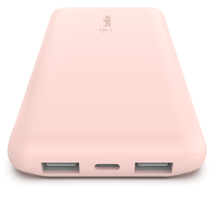 İki USB portu ve bir USB-C portu olan pembe güç bankası. Belkin markası görünür.