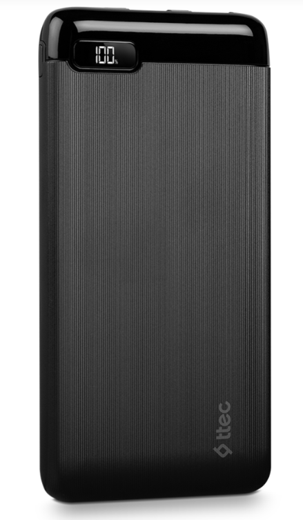 100% gösteren dijital bir ekranı olan siyah bir powerbank. Powerbank, nervürlü bir dokuya ve ttec logosuna sahiptir.