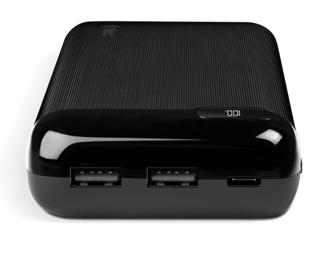 Çoklu USB bağlantı noktalarına ve %100 gösteren bir ekrana sahip siyah bir güç bankası.