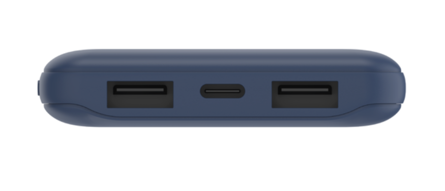 USB ve USB-C bağlantı noktalarına sahip koyu mavi bir güç bankası.