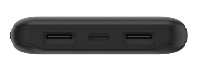 İki USB-A bağlantı noktası ve bir USB-C bağlantı noktası olan siyah güç bankası.