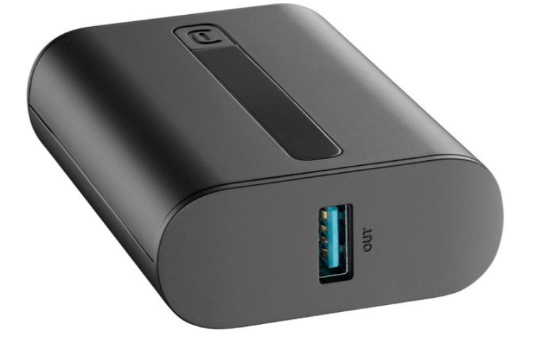 USB-A portlu siyah, yuvarlak bir güç adaptörü.