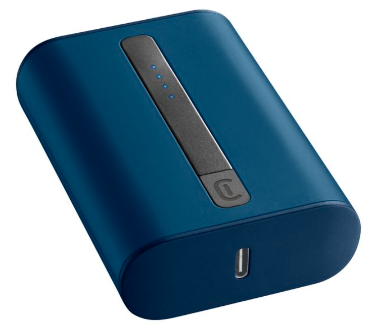 Şarj seviyesini gösteren küçük bir ekranı ve USB-C bağlantı noktası olan mavi powerbank.