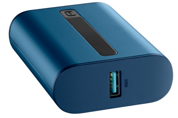 Siyah şeritli ve 'OUT' yazan bir USB-A bağlantı noktasına sahip mavi bir güç bankası.