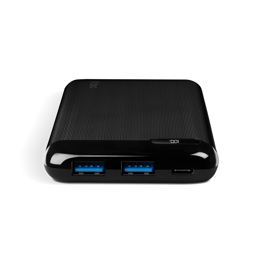 İki USB portu ve bir USB-C portu olan siyah powerbank. Siyah, oluklu yüzey.