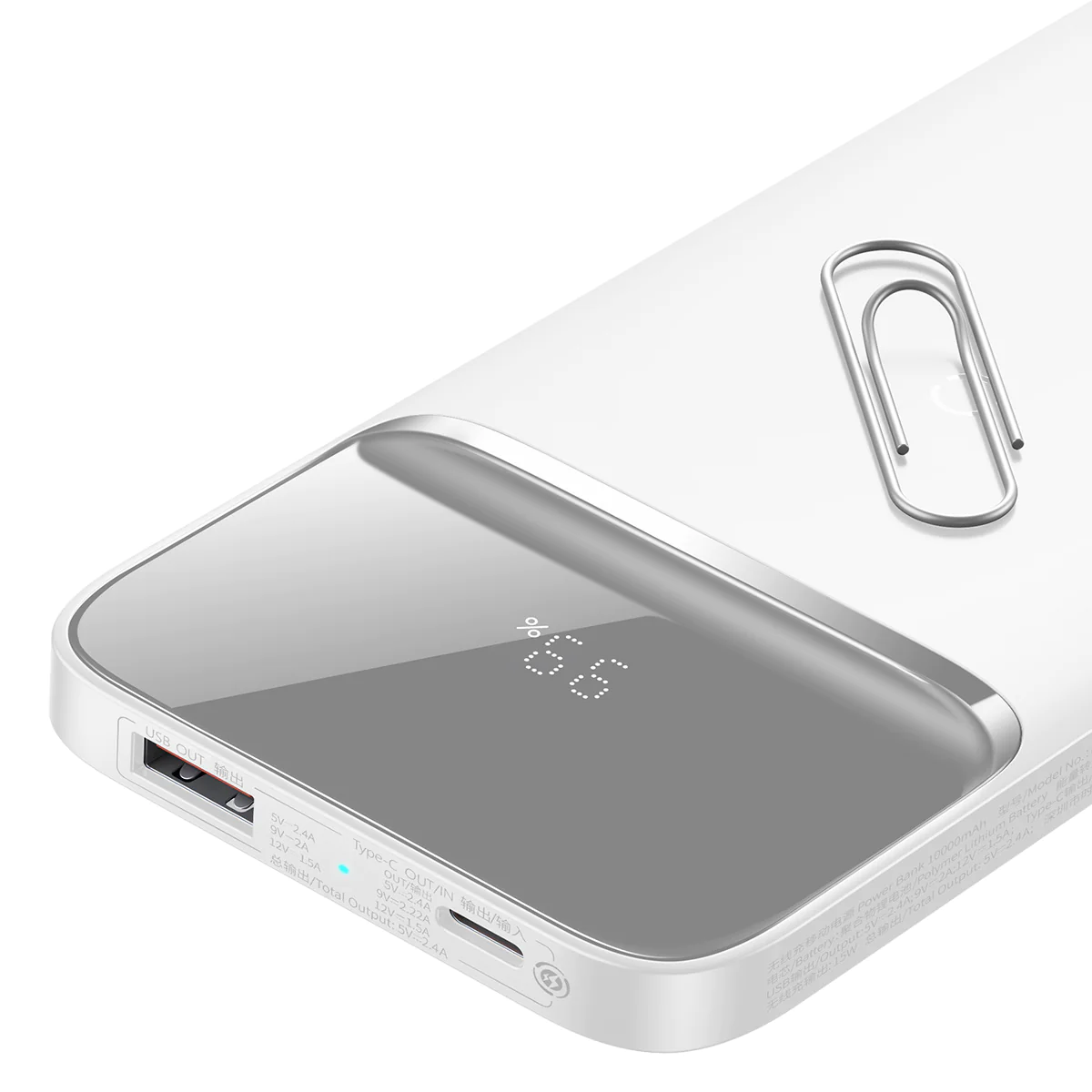 Yüzde gösteren dijital ekranlı beyaz powerbank. Üzerinde ataş.