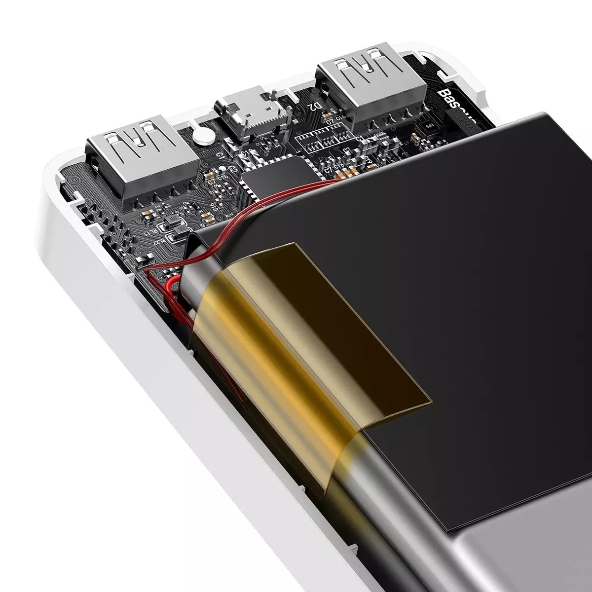 Bir powerbank'in iç bileşenlerinin, siyah pil ve devre kartının yakın çekimi.