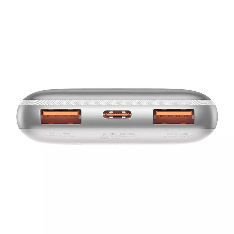 Üç USB portlu gümüş güç bankası ve portları belirten metin.