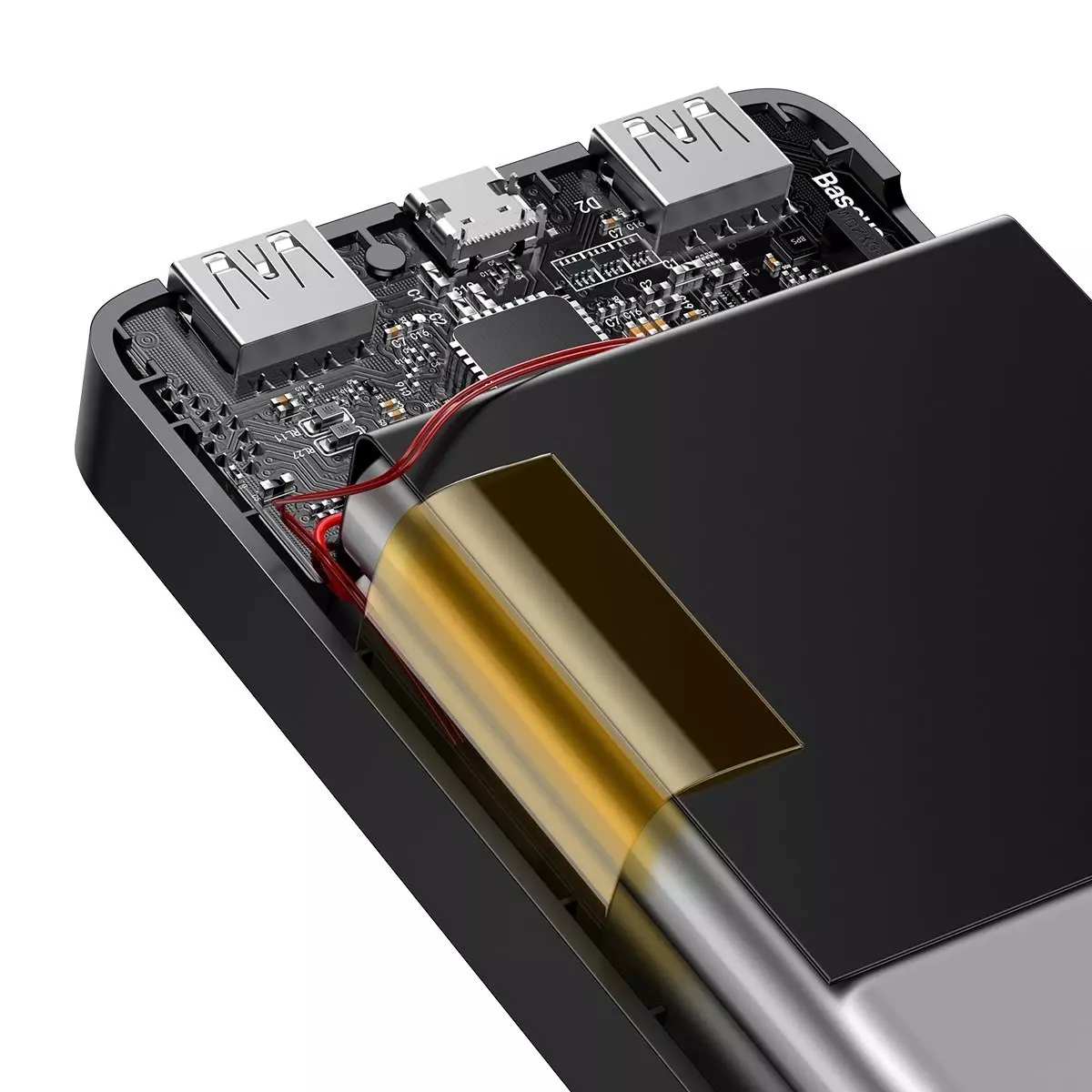USB portları ve pil dahil olmak üzere, iç bileşenleri görünen, açık bir powerbank.