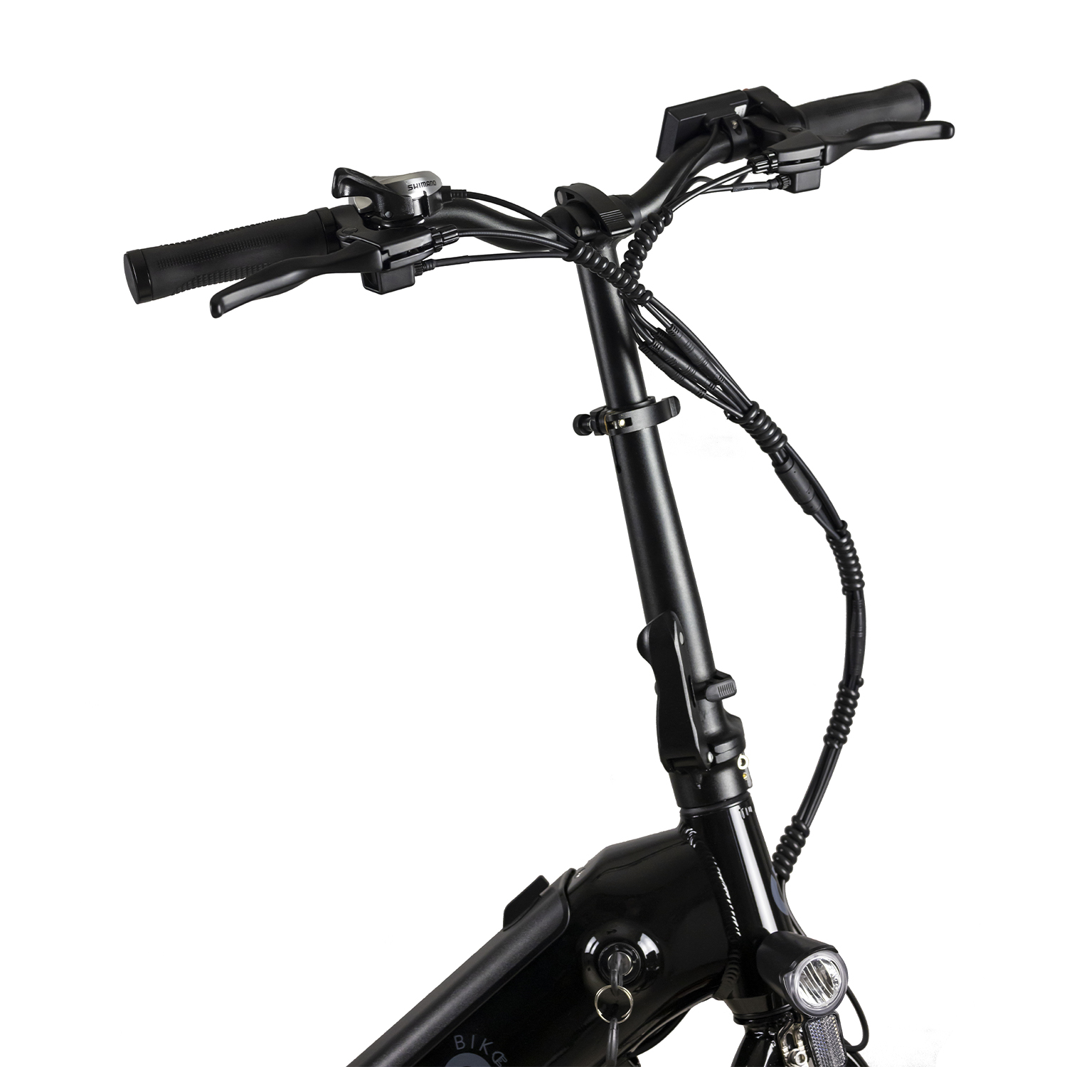 Manubrio di una bici nera, con cavi e un faro.