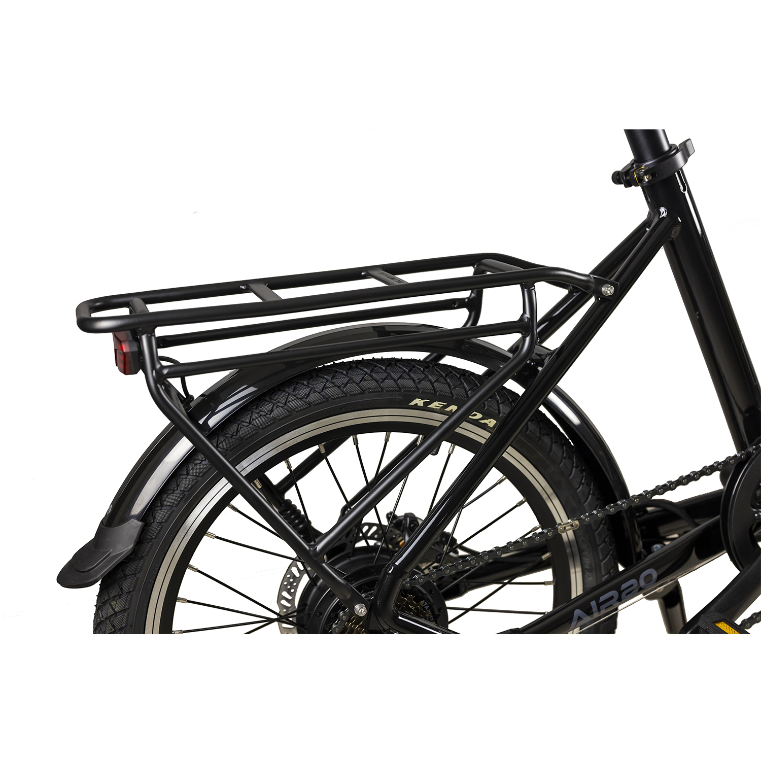 Portapacchi nero per bicicletta attaccato alla parte posteriore di una bicicletta nera, su sfondo bianco.