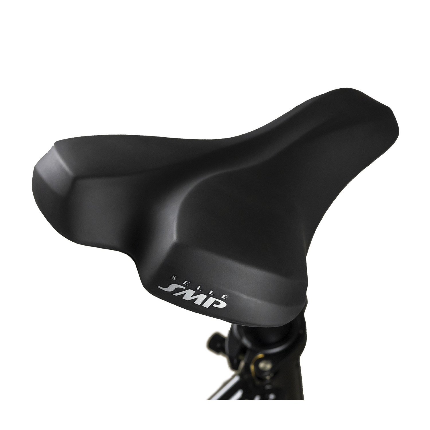 Sella nera per bici su palo nero, sfondo bianco.