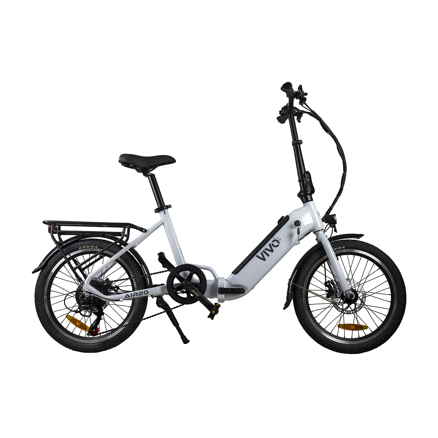 Una bici elettrica bianca è isolata su sfondo bianco.