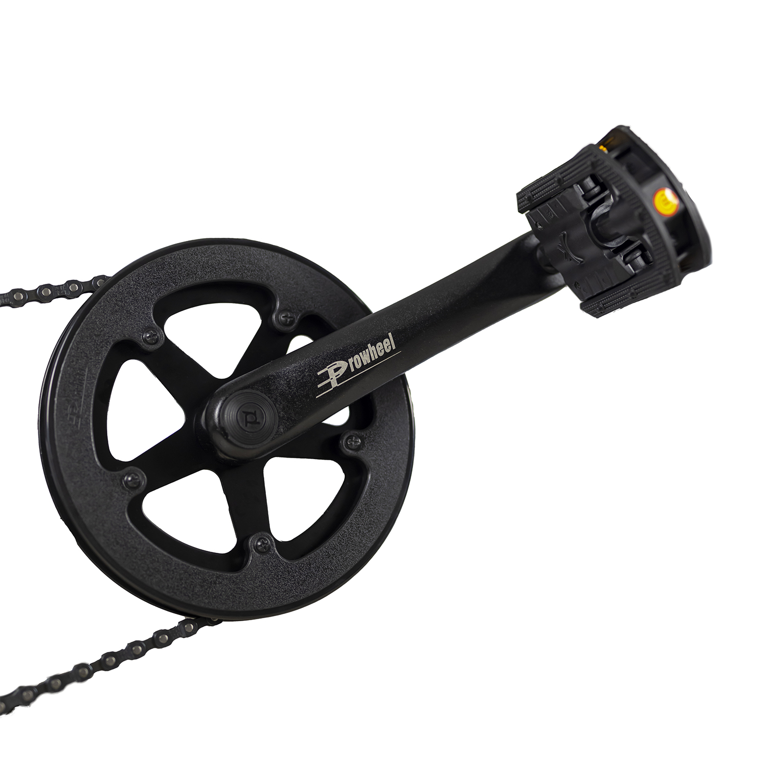 Una guarnitura per bicicletta nera con catena e pedale. La guarnitura ha un ingranaggio circolare e un pedale.
