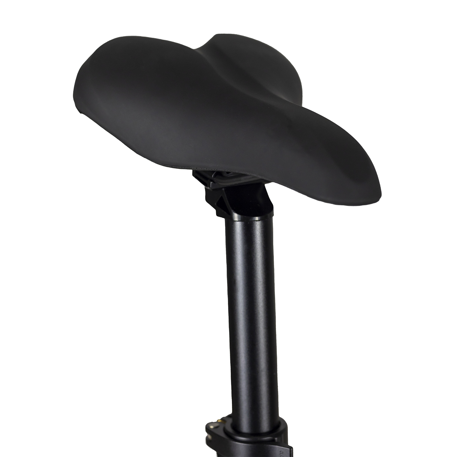 Sella nera per bicicletta su un palo nero. Sfondo bianco. La sella è a forma di sella e curva.