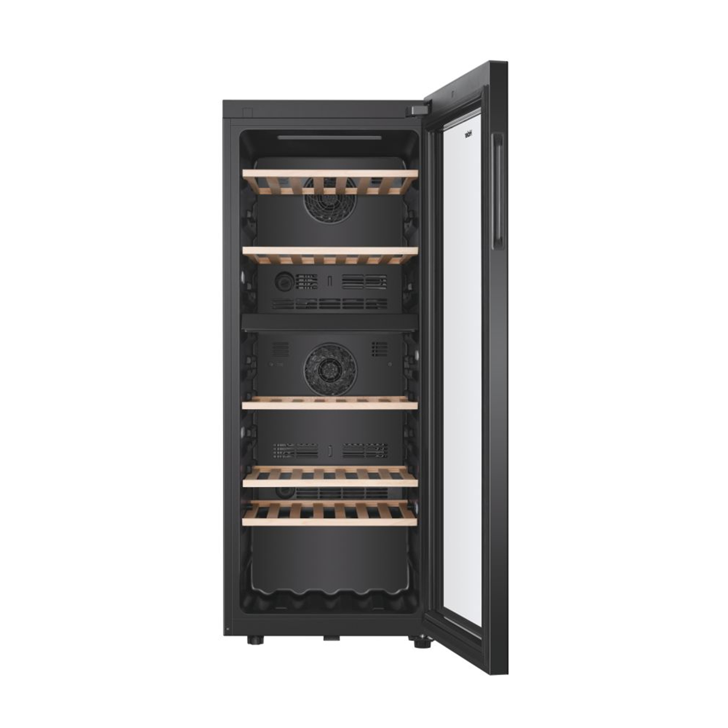 Frigorifero per vino nero con ripiani in legno, porta aperta, che rivela la conservazione del vino. Sfondo scuro.