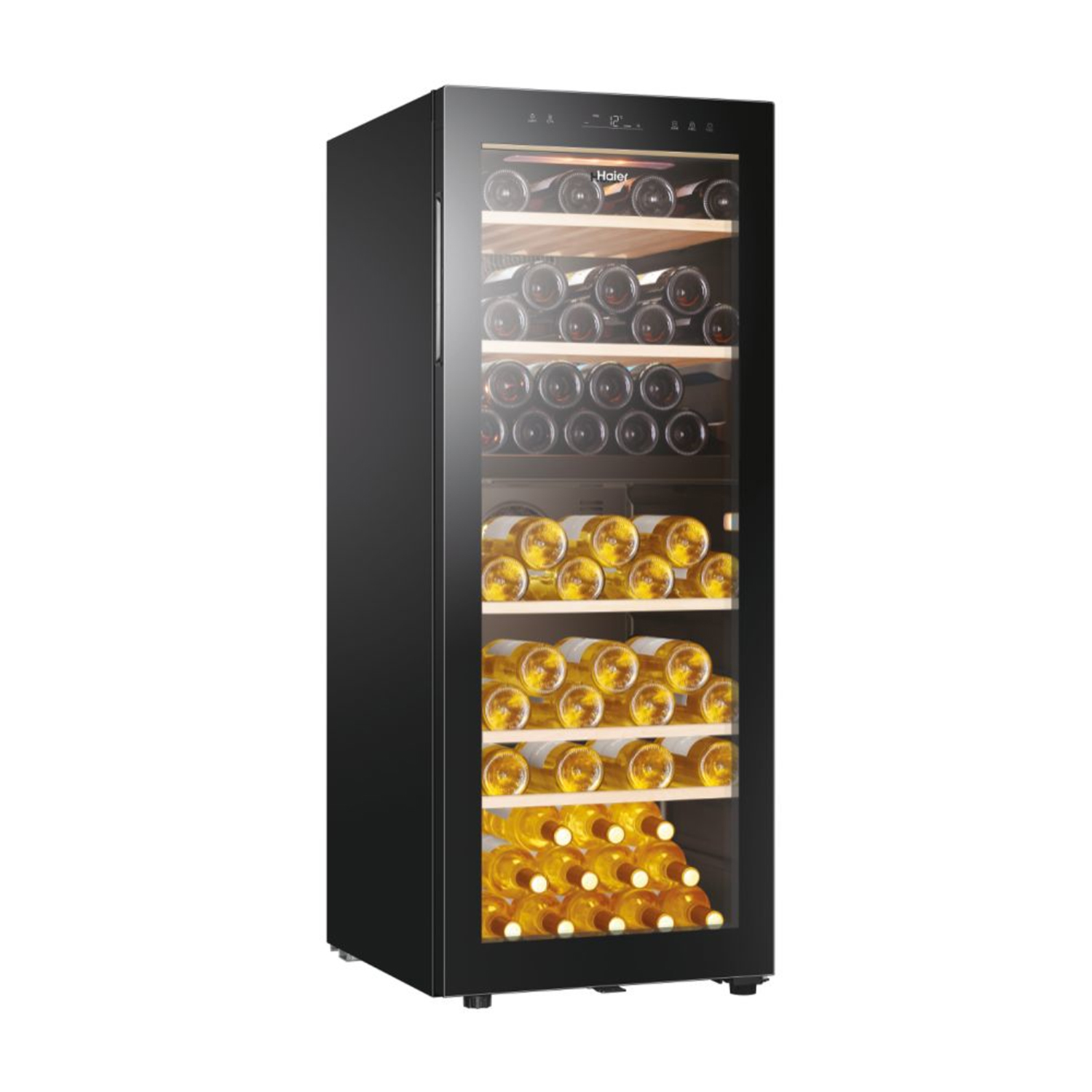 Cantinetta nera con porta a vetro che mostra bottiglie di vino su ripiani in legno.