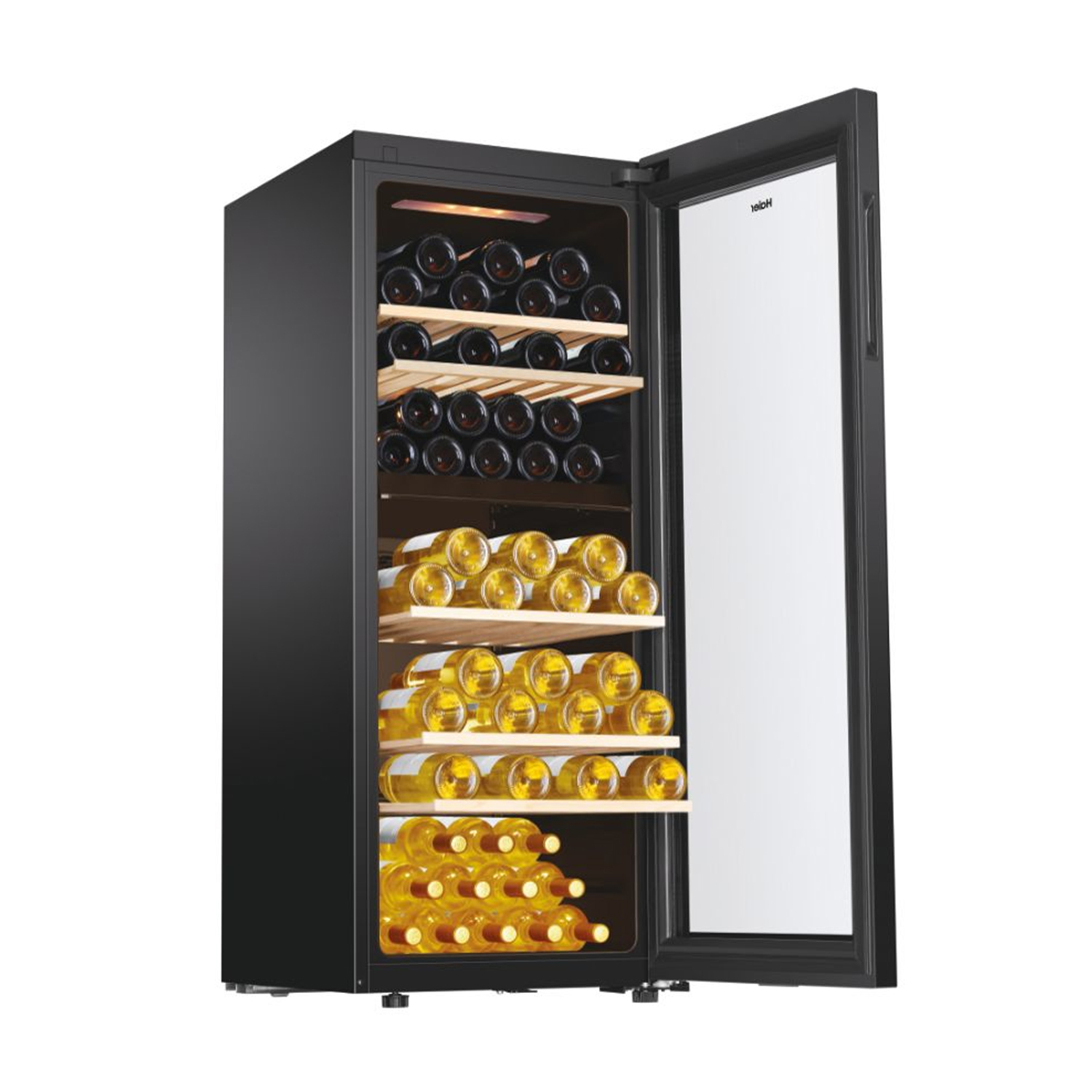 Cantinetta nera con ripiani pieni di bottiglie di vino, porta aperta, sfondo bianco.
