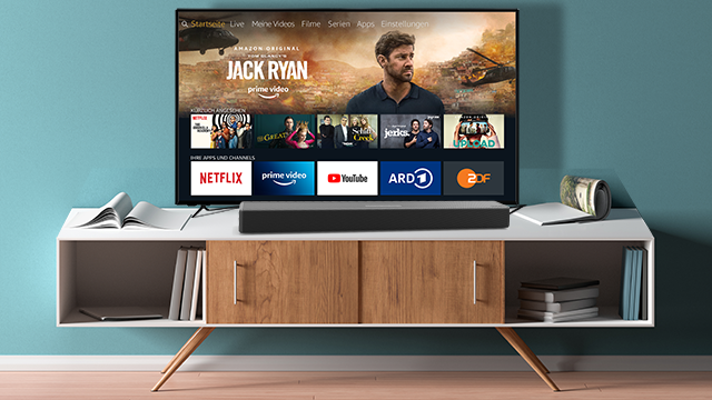 A TV képernyője az Amazon Prime Videót mutatja, alatta egy soundbarral.