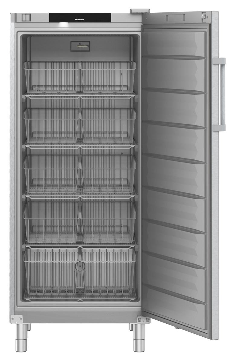 Ein Edelstahlkühlschrank mit offener Tür, die Drahtregale und den Inhalt im Inneren zeigt.