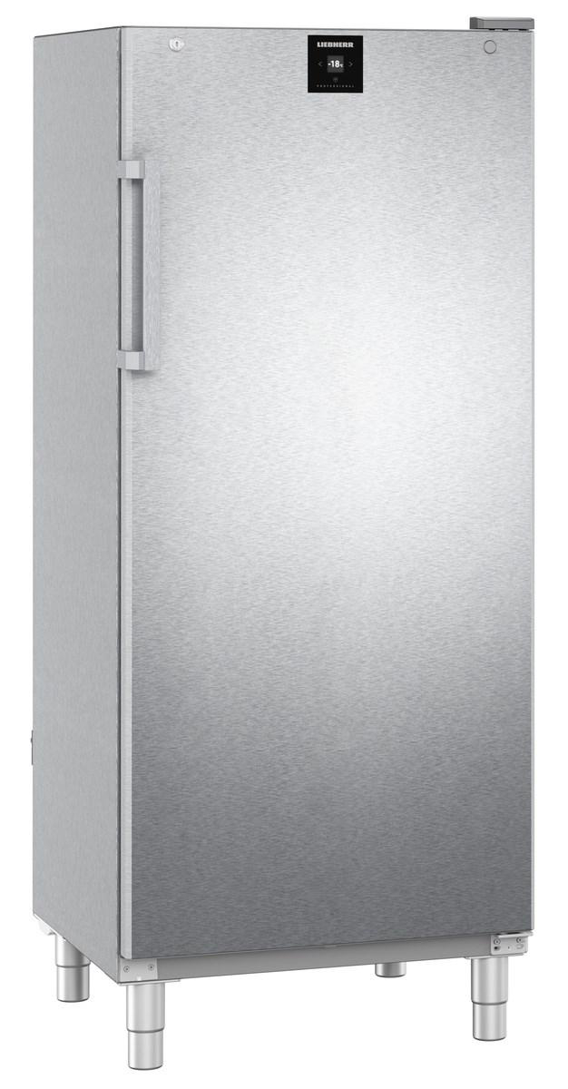 Ein hoher Liebherr-Kühlschrank aus Edelstahl auf weißem Hintergrund.
