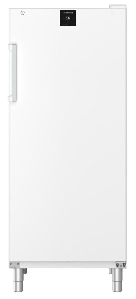 Weißer Kühlschrank mit Liebherr-Logo und Digitalanzeige auf der Tür.