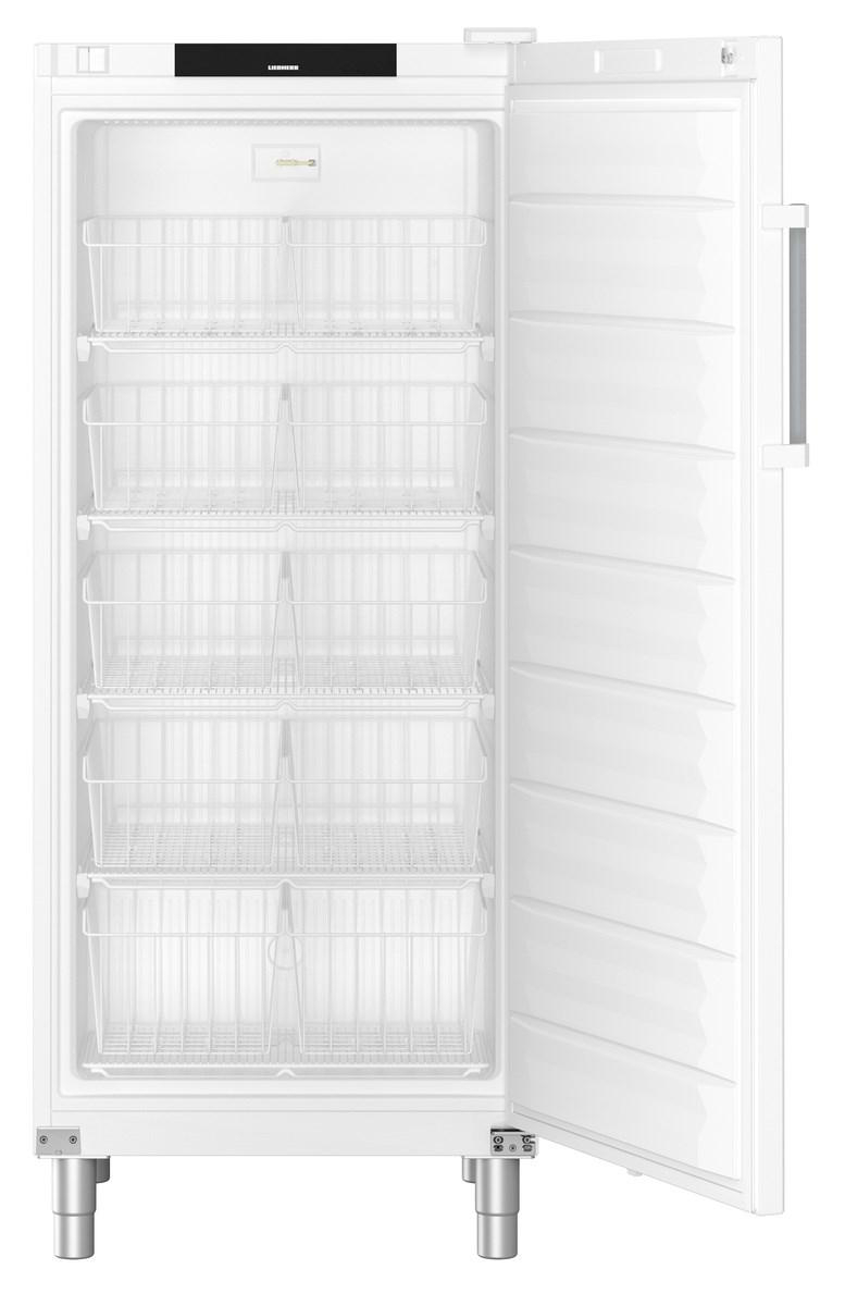 Weißer Gefrierschrank mit Körben, Tür offen.