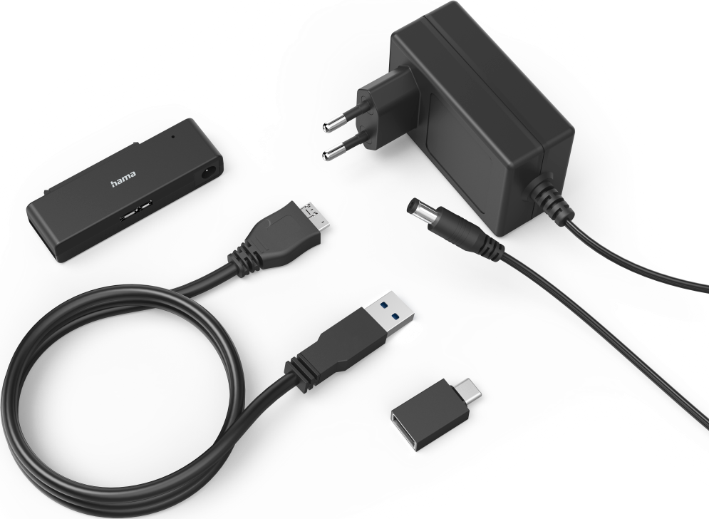 Un adattatore di alimentazione nero e vari cavi. Include un USB-C, un USB e un dongle Hama.
