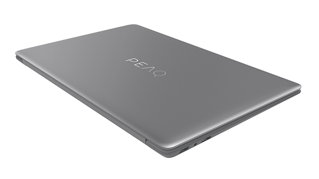 Egy zárt szürke laptop, tetején a "PEAQ" szóval.