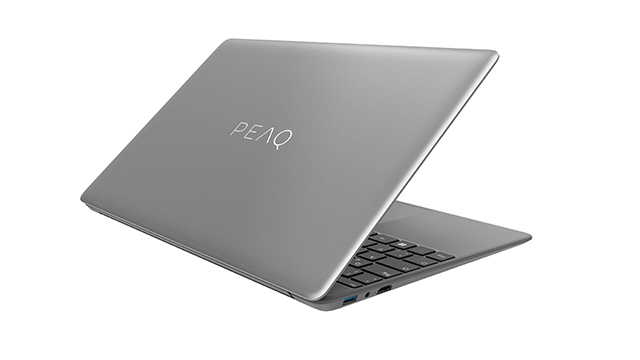 Laptop, ezüst, nyitott, háromnegyedes hátsó nézetből.