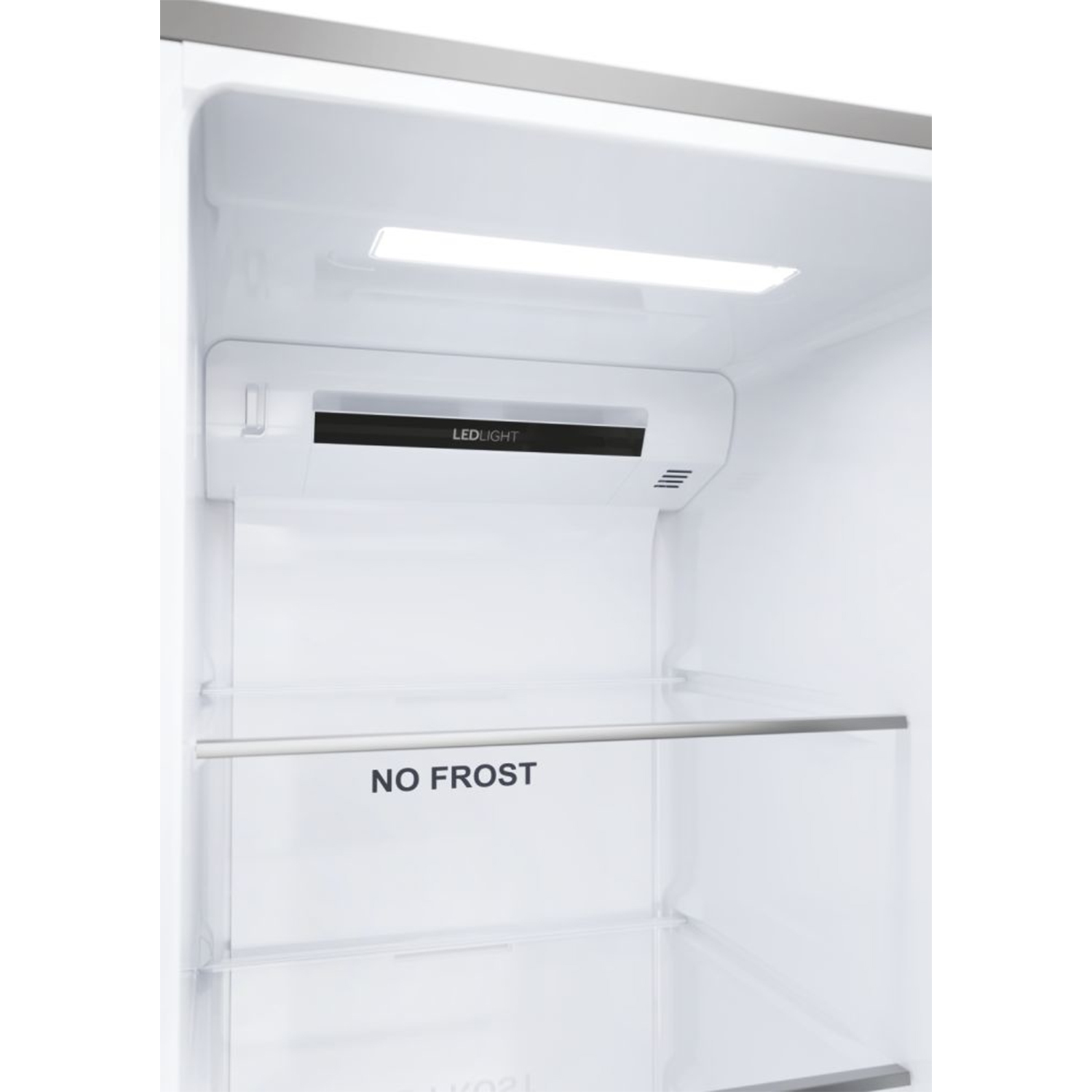 Interno di un frigorifero. Interno bianco, luce LED superiore, ripiani trasparenti ed etichetta 'NO FROST'.