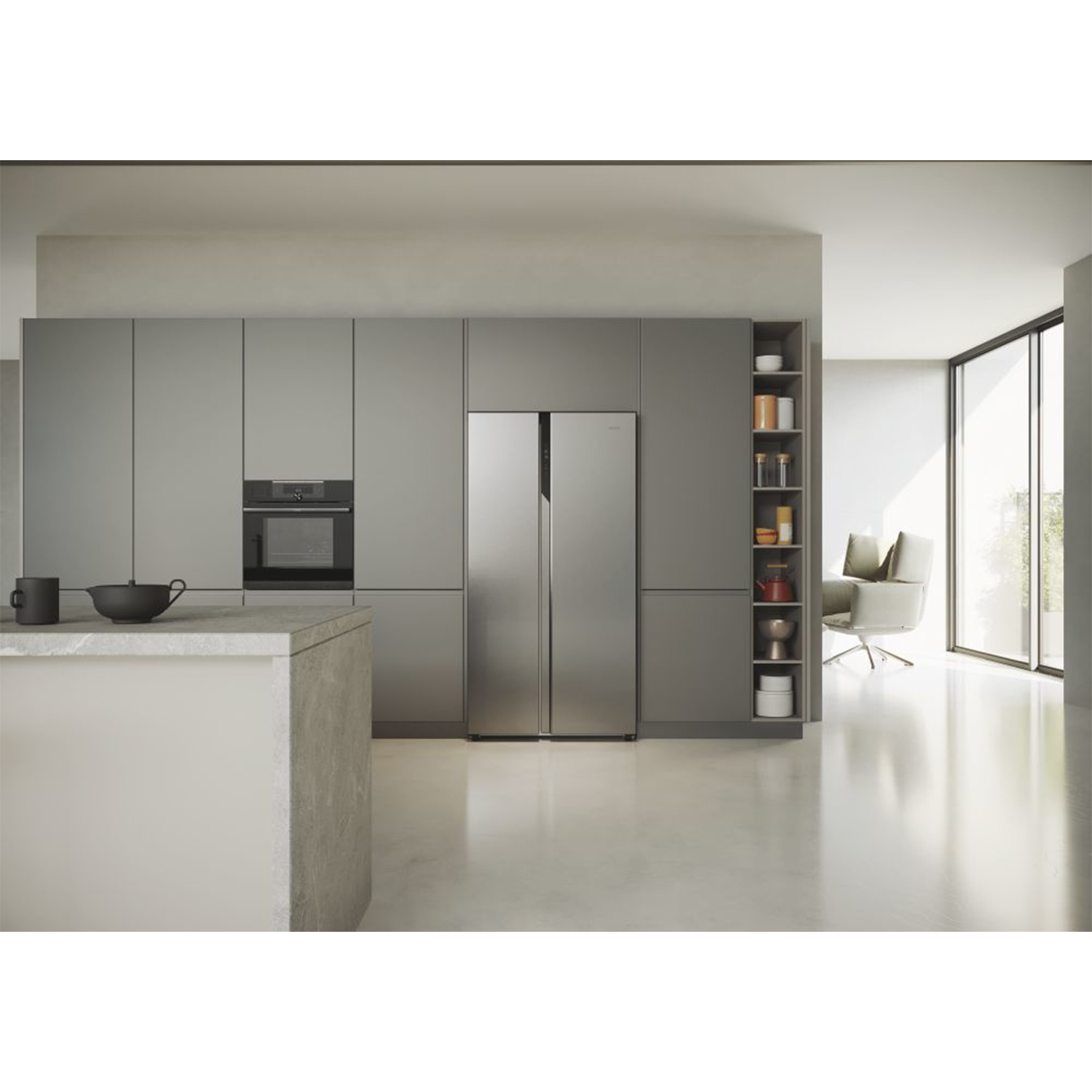 Cucina moderna con un grande frigorifero in acciaio inossidabile. Armadi grigi e un bancone bianco.