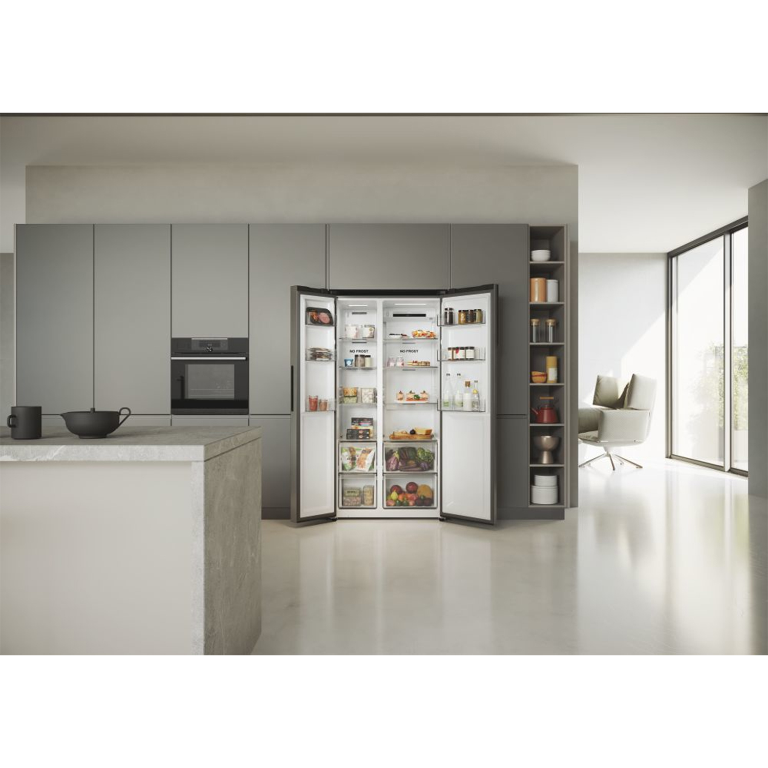 Un frigorifero aperto, pieno di generi alimentari. Un'ambientazione cucina moderna. Sono visibili armadi grigi e un piano di lavoro bianco.
