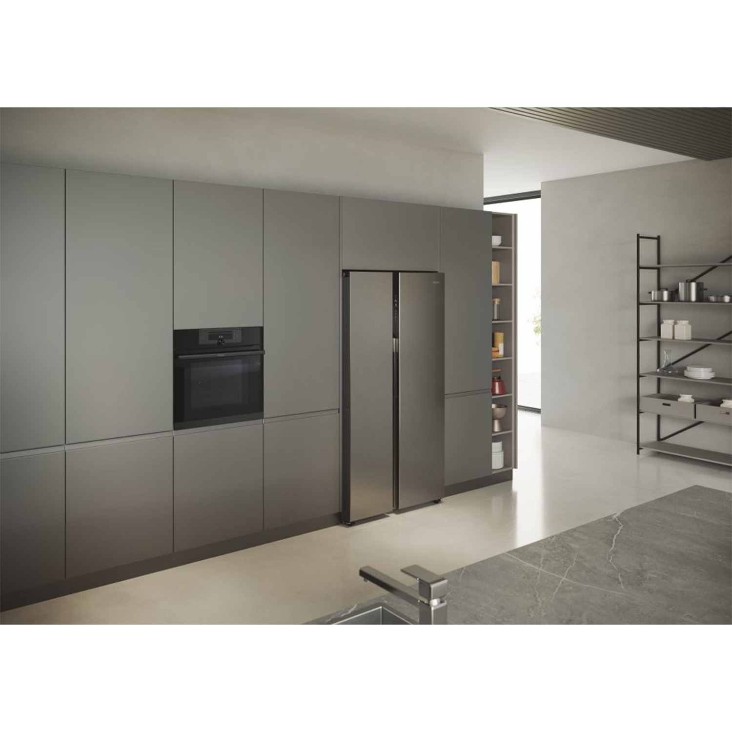 Cucina moderna con mobili grigi, frigorifero, forno e lavello in acciaio inox.