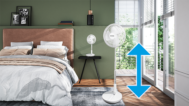 Hálószoba ággyal, két ventilátorral és redőnyös ablakkal, nappali jelenet.
