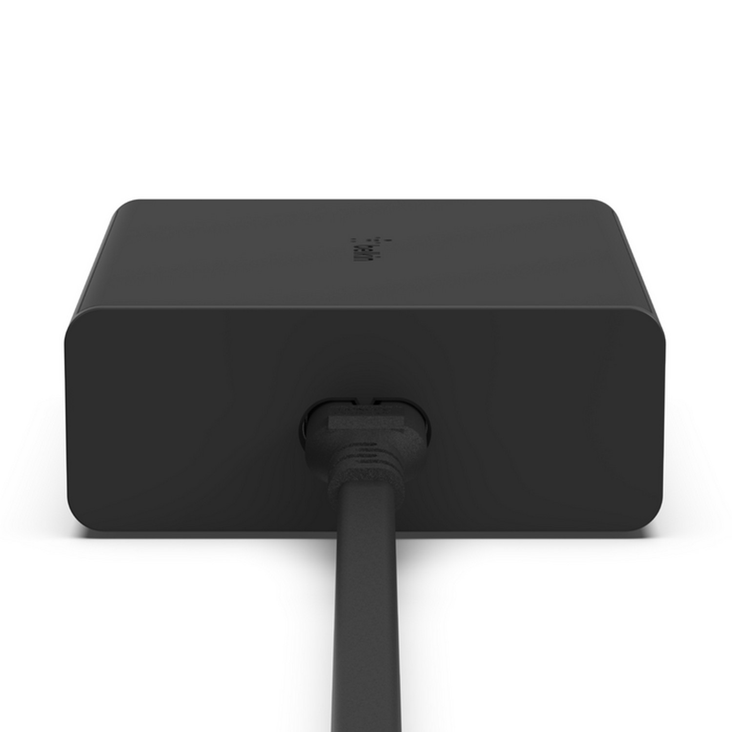 Hub Belkin noir avec un câble, sur fond blanc.